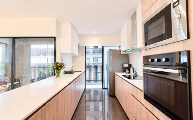 ✶ Maras Residence ✶ LUXURY Rooftop Pool & Grill