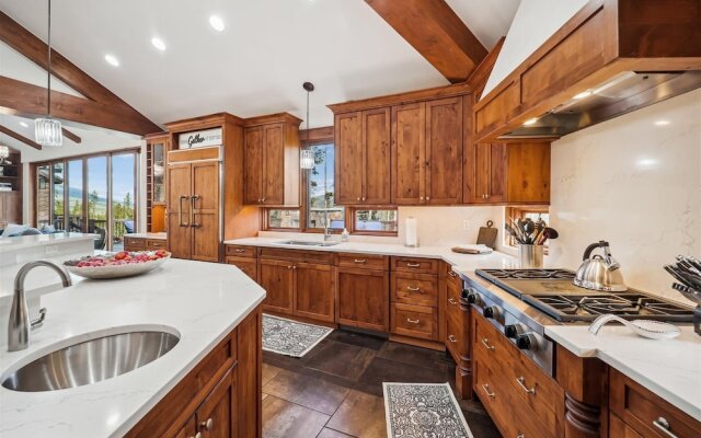 Highlands Hideaway 5 Bedroom Home by RedAwning