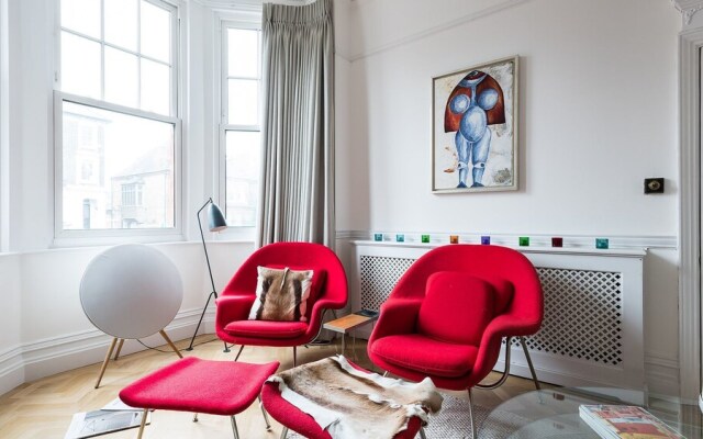 Beautiful, Grand House - Modern Art-Filled Interior