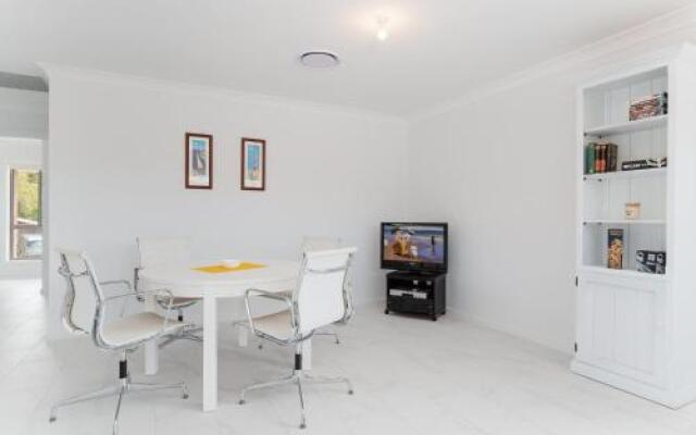 5 Bent Street - huge house with Foxtel & Aircon