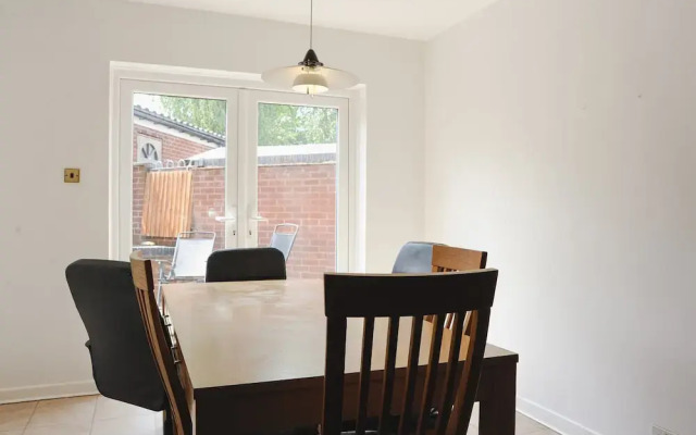 Room in Guest Room - Beautiful Room in Coventry