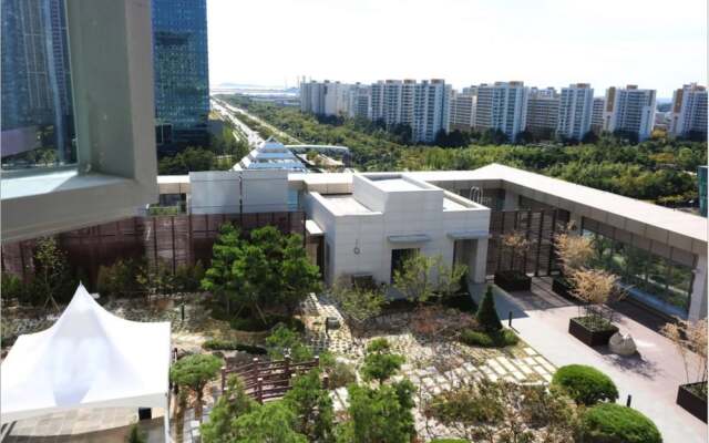The November Stay in Songdo Honestar