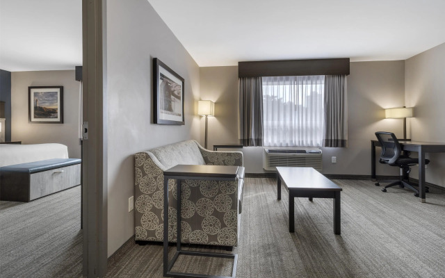 Best Western Plus Chocolate Lake Hotel