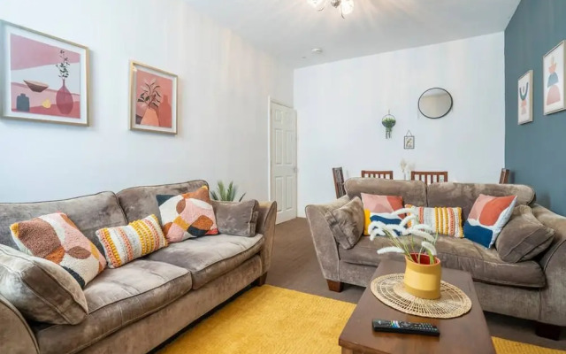 Spacious 3 Bed Flat-free Parking