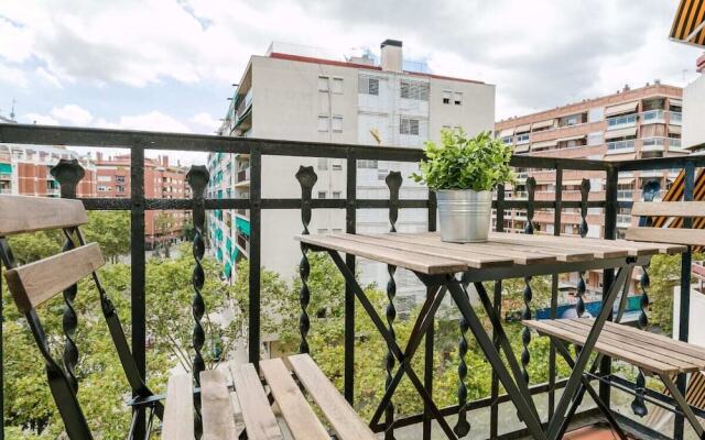 Lovely 2bed W/balcony in City Center, Near Metro
