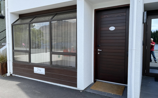 Queenstown House Luxury Lakeside Apartments