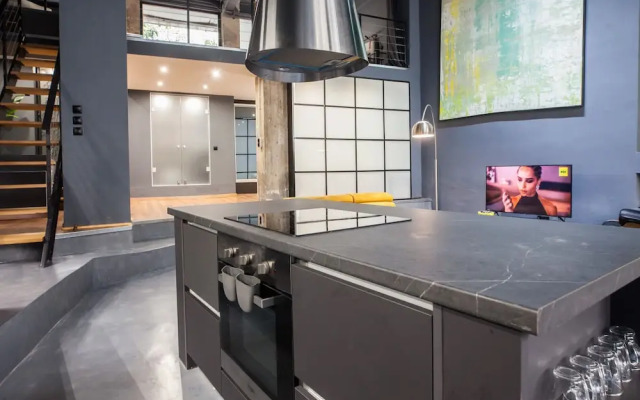 Modern Industrial Apt In Neos Kosmos