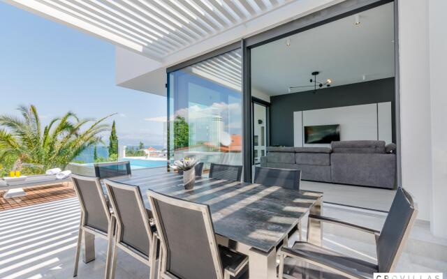 Pax in Sutivan with 3 bedrooms and 3 bathrooms