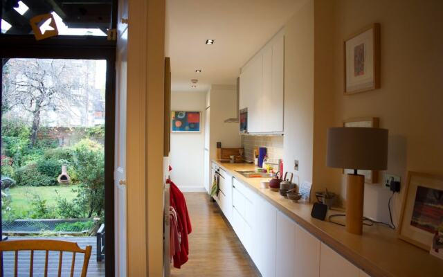 Stylish Georgian Apartment in Leith