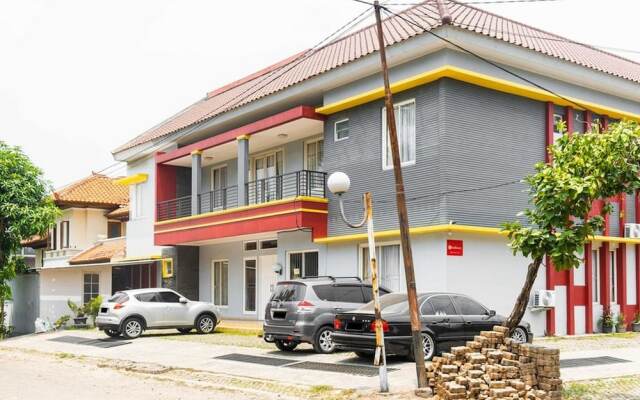 RedDoorz near Siloam Karawaci 3
