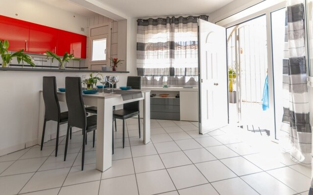 Beautiful Holiday Home for 4 With Private Swimming Pool