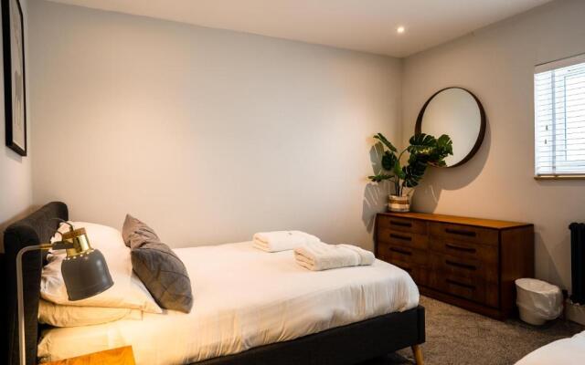 Central, stylish 3 bed apartment with sea views