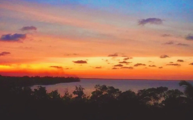 See Belize Sunrise Sea & Garden View 2-bed Studio w Pool & Overwater Deck, 1stfl