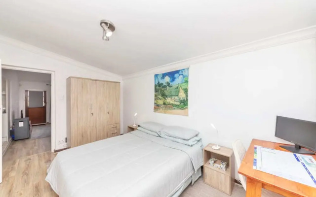 Peaceful 1BD Flat w/ Private Gardenrondebosch