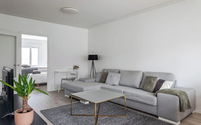 2BR Apt near Center with Free Parking