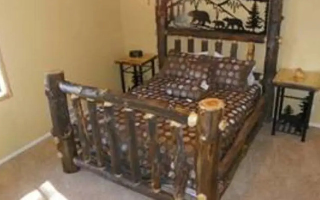 RedAwning Out of Dodge Lodge