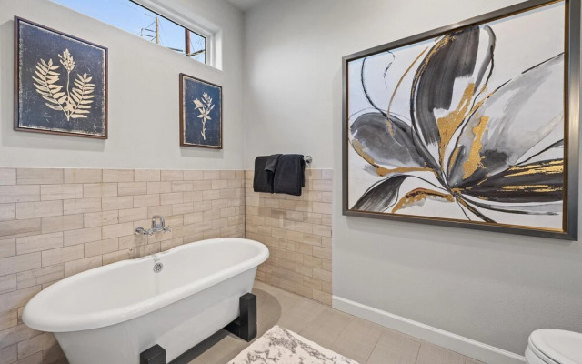 Hollys Parkside Haven- Guest House Included