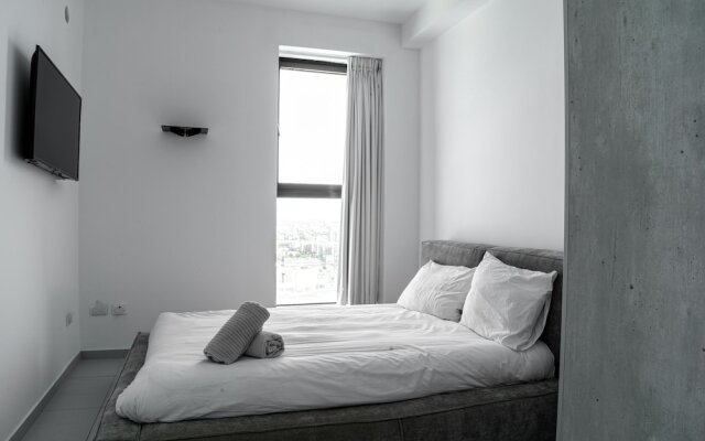Sea-side 4 BR Apt with Gym
