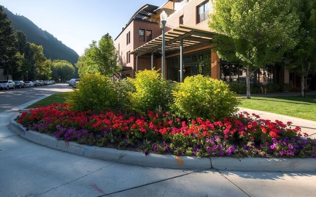 Charming Aspen Retreat - Bus To Ski Areas 2 Bedroom Condo by RedAwning