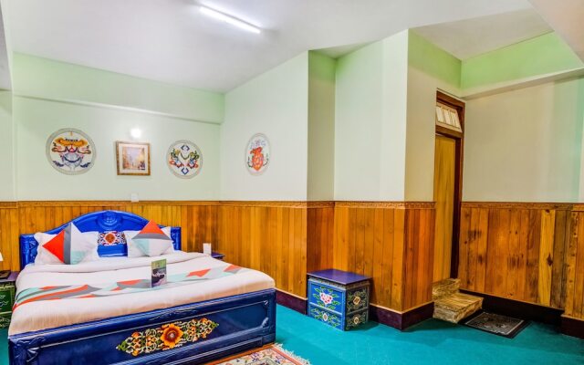 OYO 6932 Hotel Snow Lion