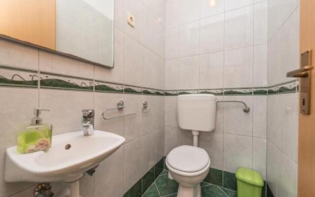 Six-Bedroom Holiday Home in Bibinje