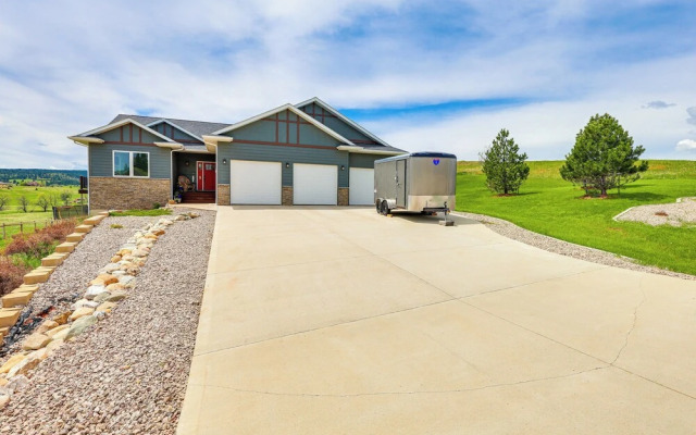 Spearfish Retreat w/ Fireplace + Mountain Views!