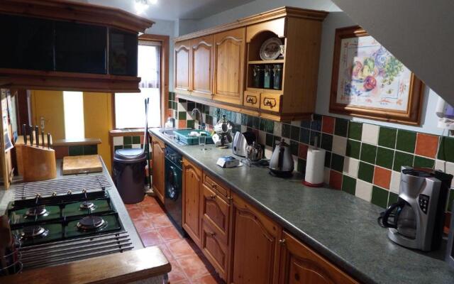 16 Mounthooly Street