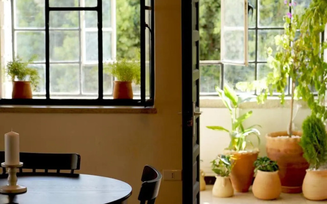 Inspiring 3Bed Unit with Sunny Balcony & Fireplace