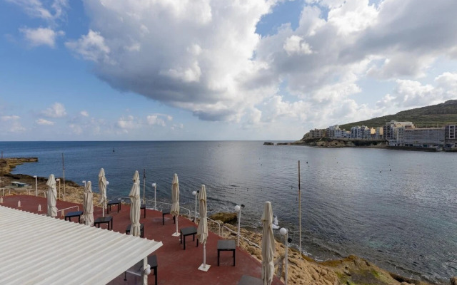 Seafront Small Home w Terrace