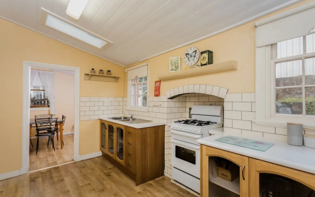 Albany Historic Cottage by the BnB Collection