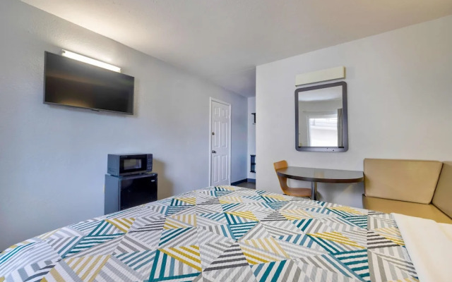 Travelodge/motel 6 Oshkosh