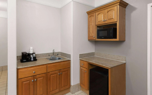 La Quinta Inn & Suites by Wyndham Deer Park