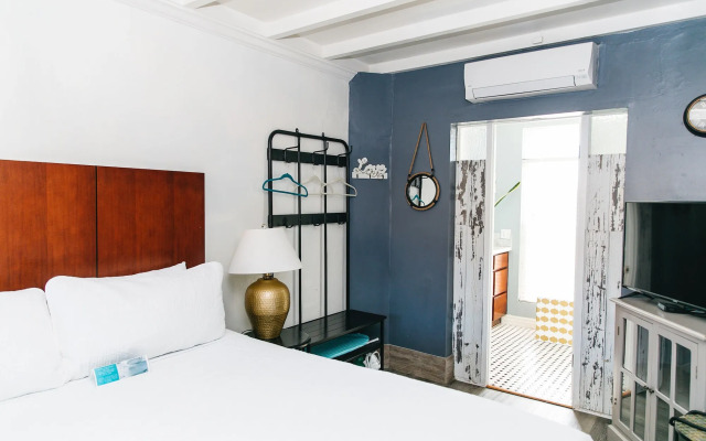 Seaside Laguna Inn & Suites