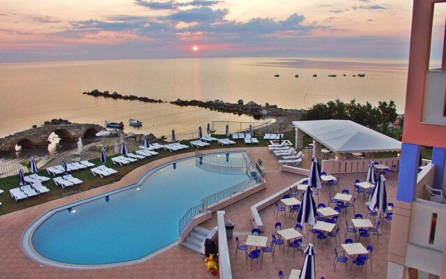 Xenos Kamara Beach
