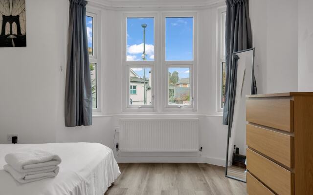 Charming 2-bed Apartment in South West London