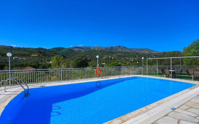 Cochelli Lower Pool Walk to beach WiFi AC