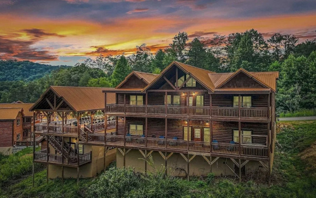 Smokeys Paradise by Avantstay Sleeps 22 + Pool