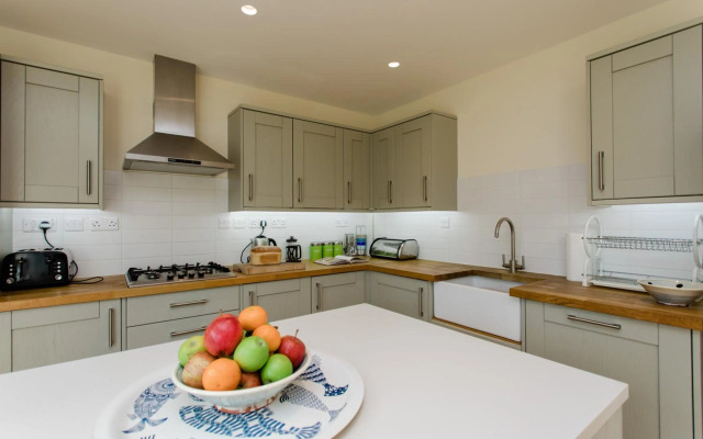 4 bed detached house - Freshwater