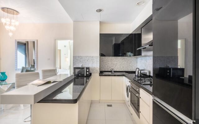 Amazing 1 BR Apartment Damac Mall Street