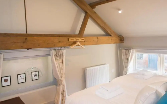 Host Stay Boathouse Barn