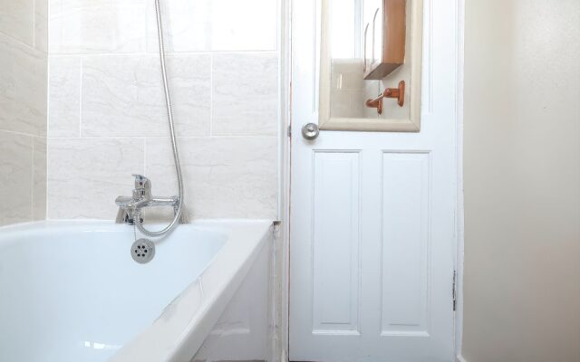 Old Church Road - Deluxe Guest Room