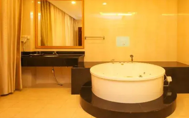 Home Inn & Hua Yi Select Hotel (Jiangyan Railway Station, Jiangyan Avenue, Taizhou)