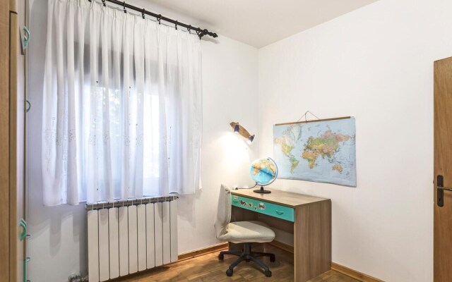Stunning Home in Liznjan With Wifi and 3 Bedrooms