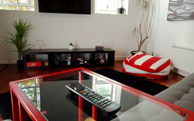 Melbourne City Oasis 2-bedroom Art Deco Apartment With Gym, Carpark, Pool, Wine – Guest Rooms – Melbourne