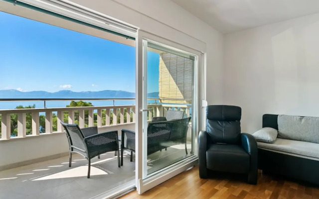 Delightful Apartment in Drvenik With Balcony