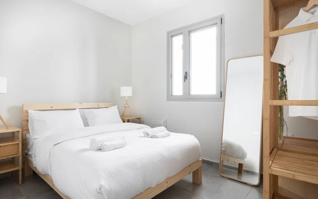 Chic Urban Getaway with Balcony & Mamad by Sea N Rent