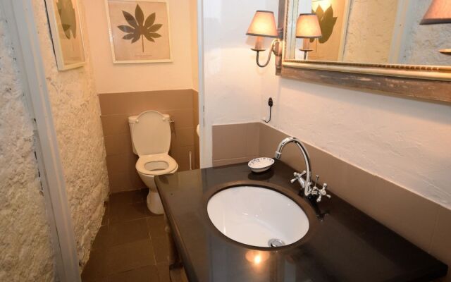 Authentic Castle in Bon-Encontre with Open Kitchen