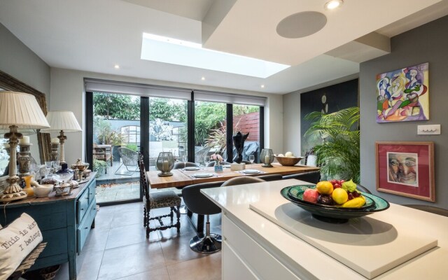 Contemporary Burntwood Grange Demeure - TFR