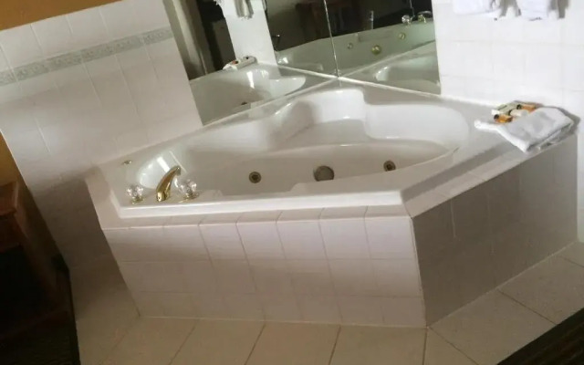 Foxwood Inn & Suites