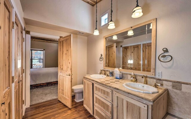 Spacious Pinetop Country Club Cabin w/ Deck!